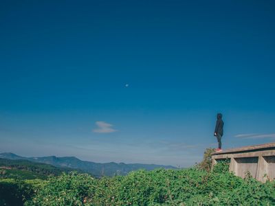 Person focusing on a distant green point.